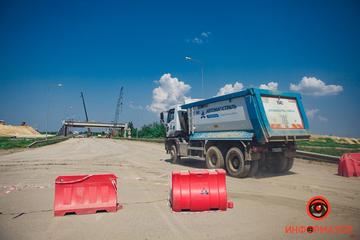 Подвозят материалы Подвозят материалы