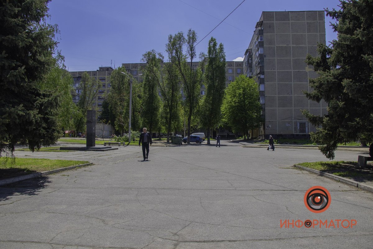 Находится на углу улиц Калиновой и Образцова