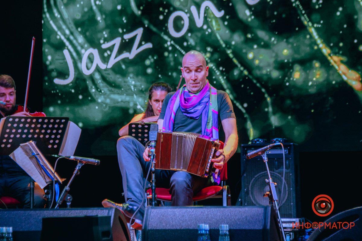 Выступление было посвящено Асторе Пьяццолле