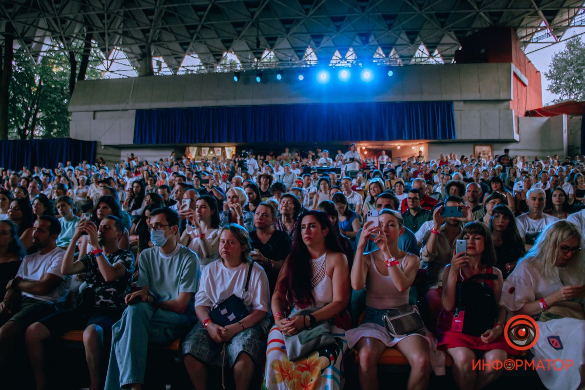 Полный зал летнего театра