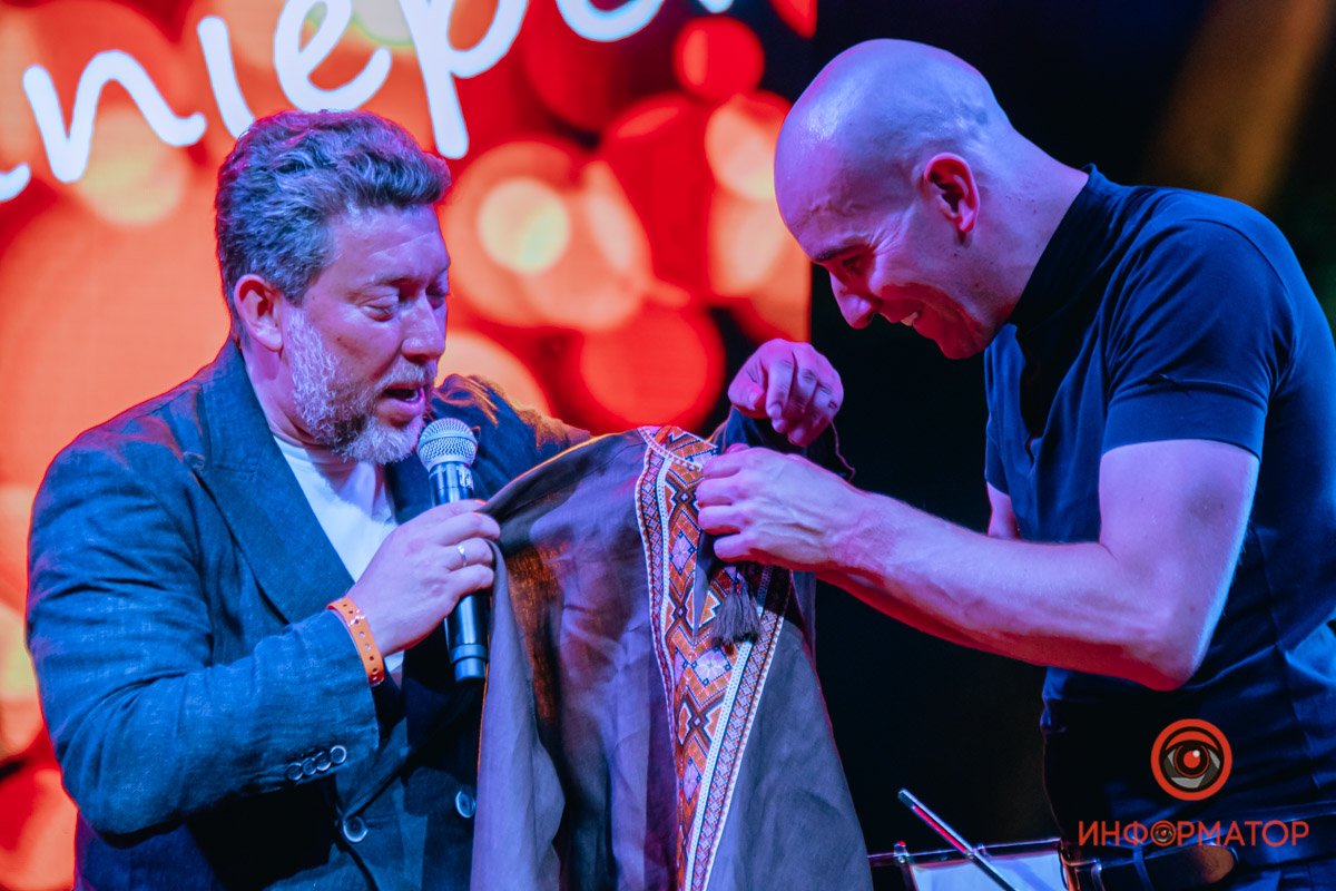 Марио подарили украинскую вышиванку