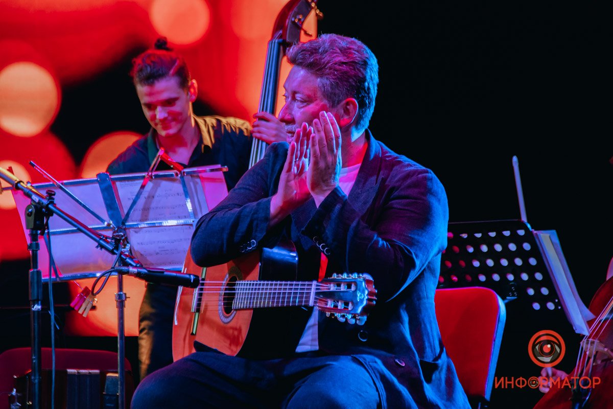 Завершил все небольшой музыкальный экспромт - «Червона Рута»