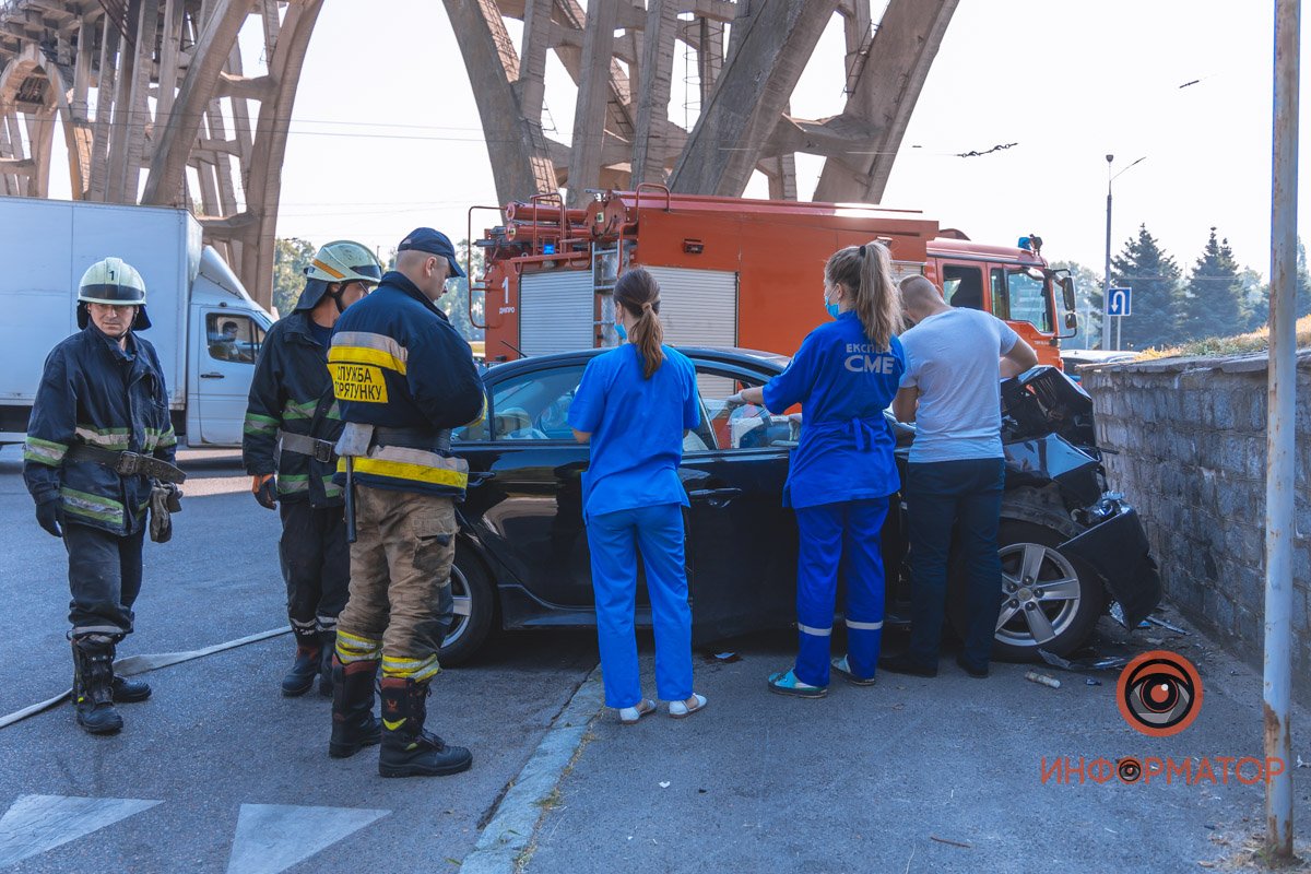 В Днепре возле Мерефо-Херсонского моста Mitsubishi врезался в парапет: погибли две женщины 1