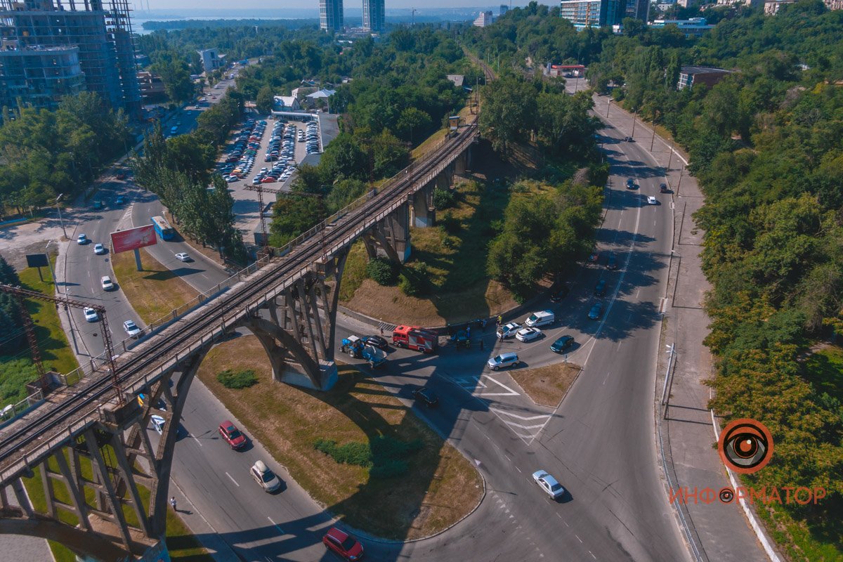 В Днепре возле Мерефо-Херсонского моста Mitsubishi врезался в парапет: погибли две женщины 2