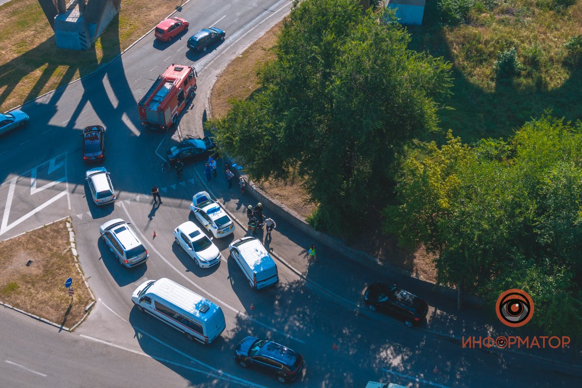 В Днепре возле Мерефо-Херсонского моста Mitsubishi врезался в парапет: погибли две женщины 3