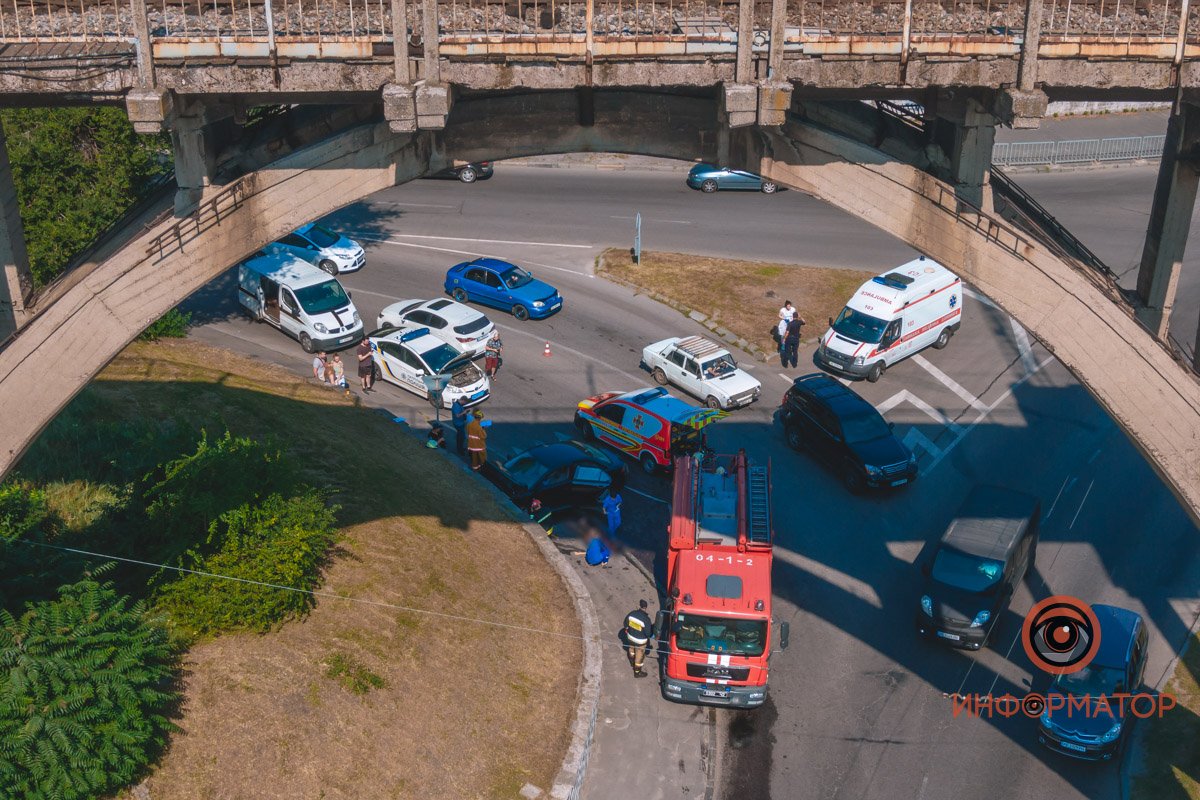 В Днепре возле Мерефо-Херсонского моста Mitsubishi врезался в парапет: погибли две женщины 4