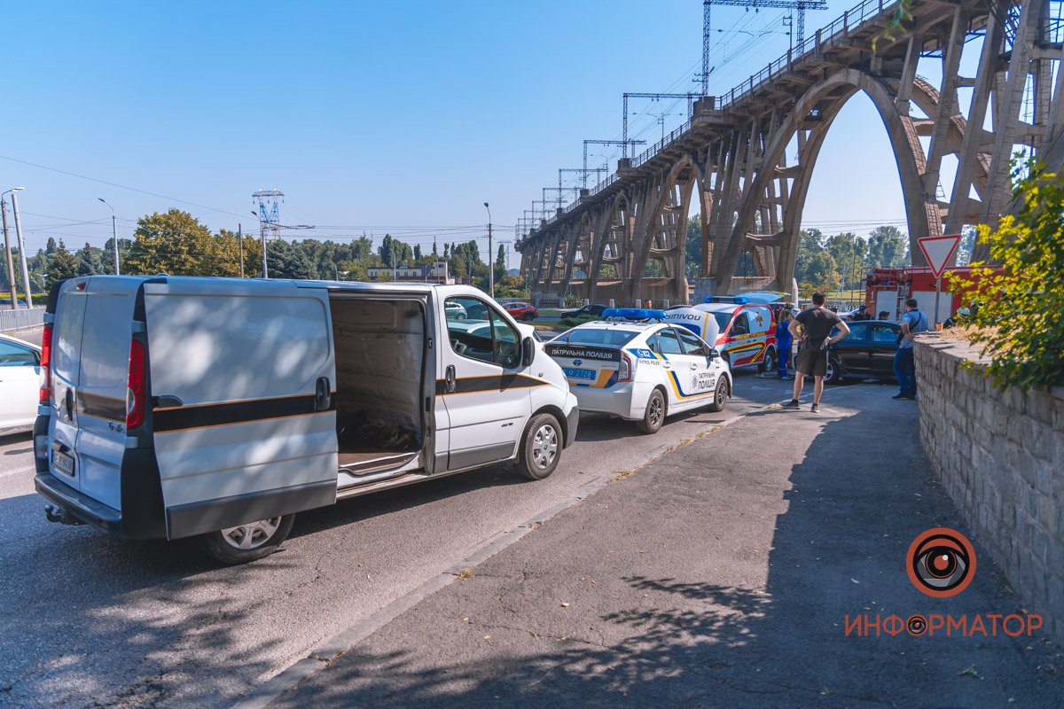 В Днепре возле Мерефо-Херсонского моста Mitsubishi врезался в парапет: погибли две женщины 5