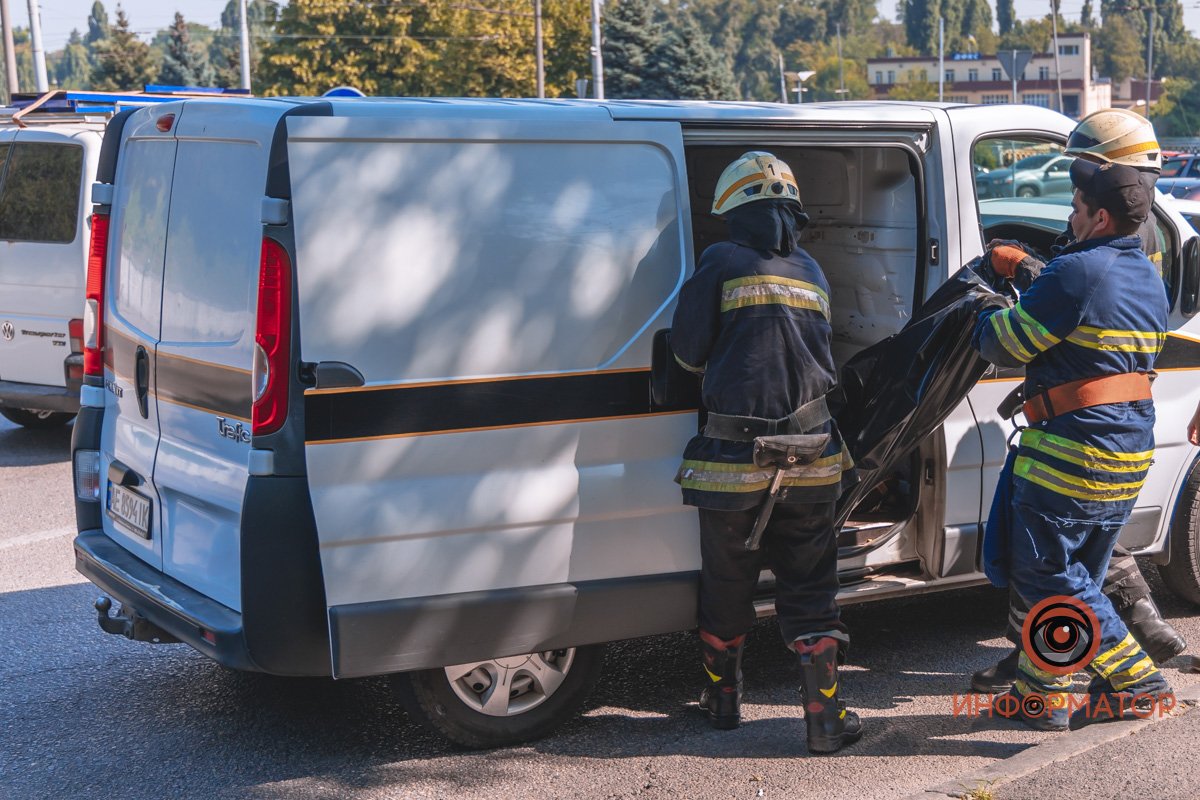 В Днепре возле Мерефо-Херсонского моста Mitsubishi врезался в парапет: погибли две женщины 6