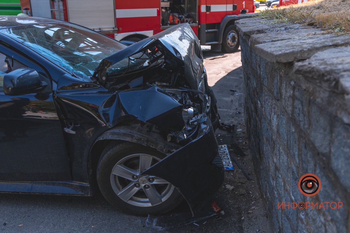 В Днепре возле Мерефо-Херсонского моста Mitsubishi врезался в парапет: погибли две женщины 7