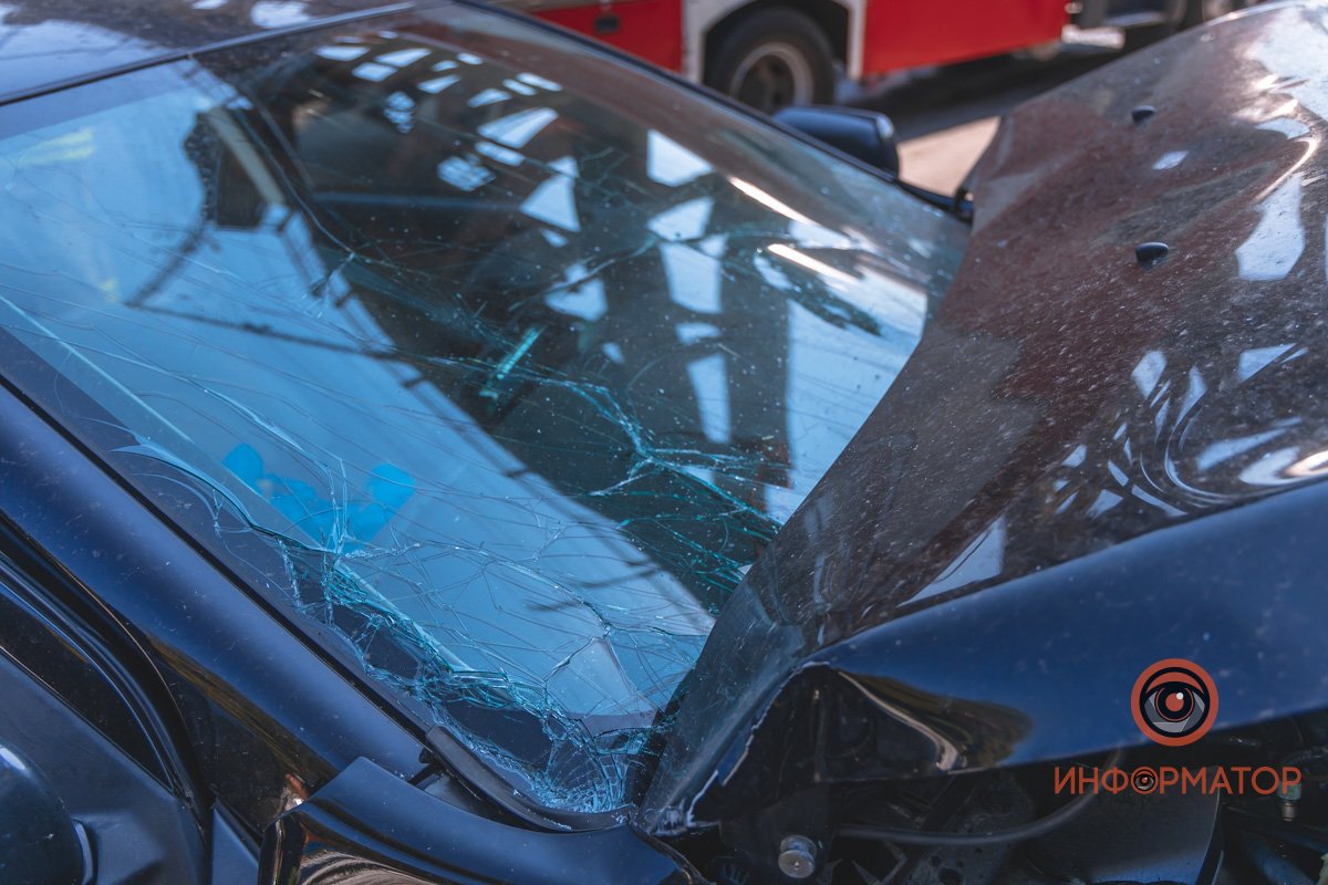 В Днепре возле Мерефо-Херсонского моста Mitsubishi врезался в парапет: погибли две женщины 8