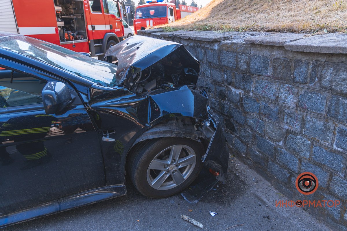 В Днепре возле Мерефо-Херсонского моста Mitsubishi врезался в парапет: погибли две женщины 9