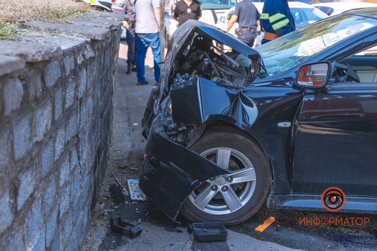В Днепре возле Мерефо-Херсонского моста Mitsubishi врезался в парапет: погибли две женщины 12
