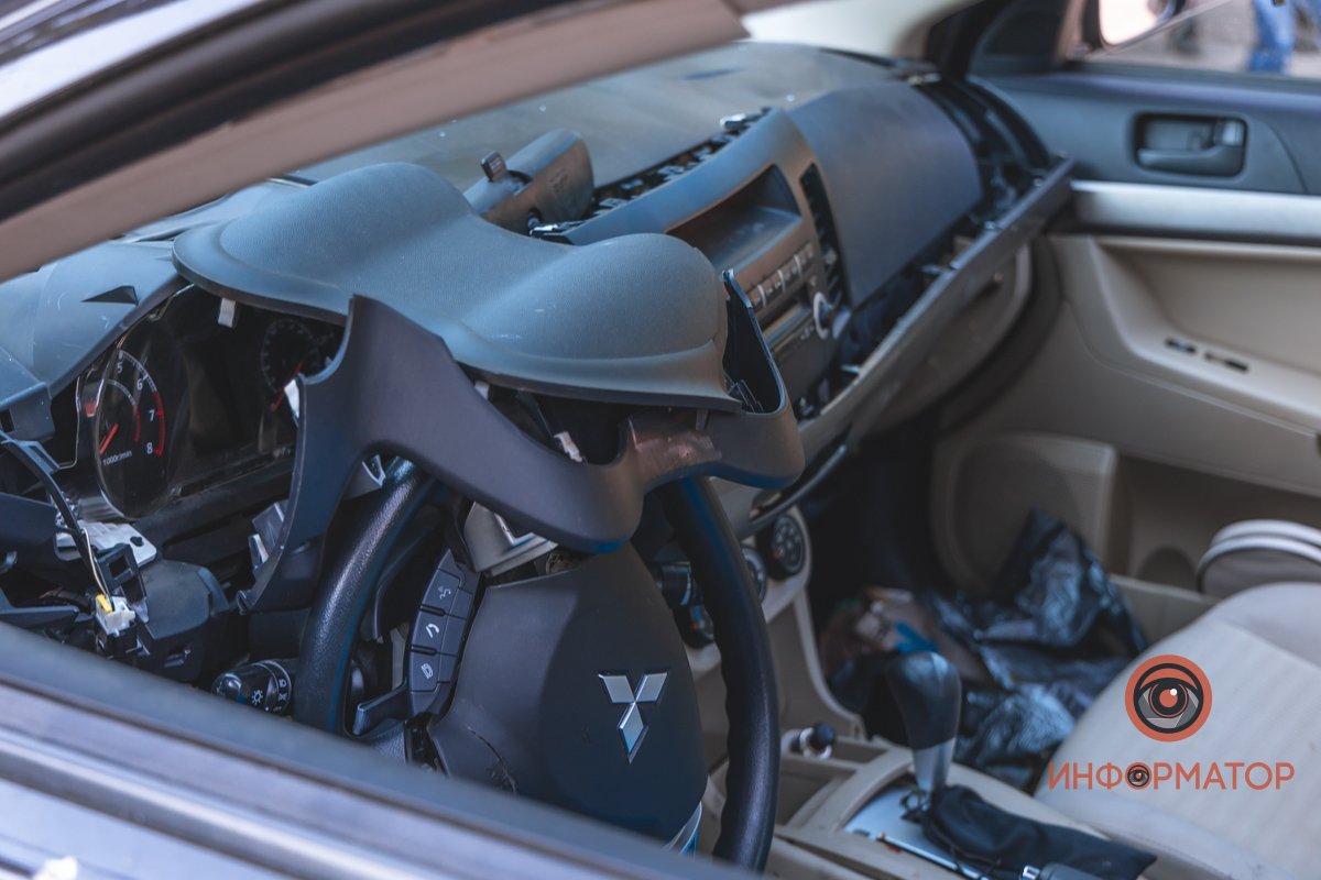 В Днепре возле Мерефо-Херсонского моста Mitsubishi врезался в парапет: погибли две женщины 13