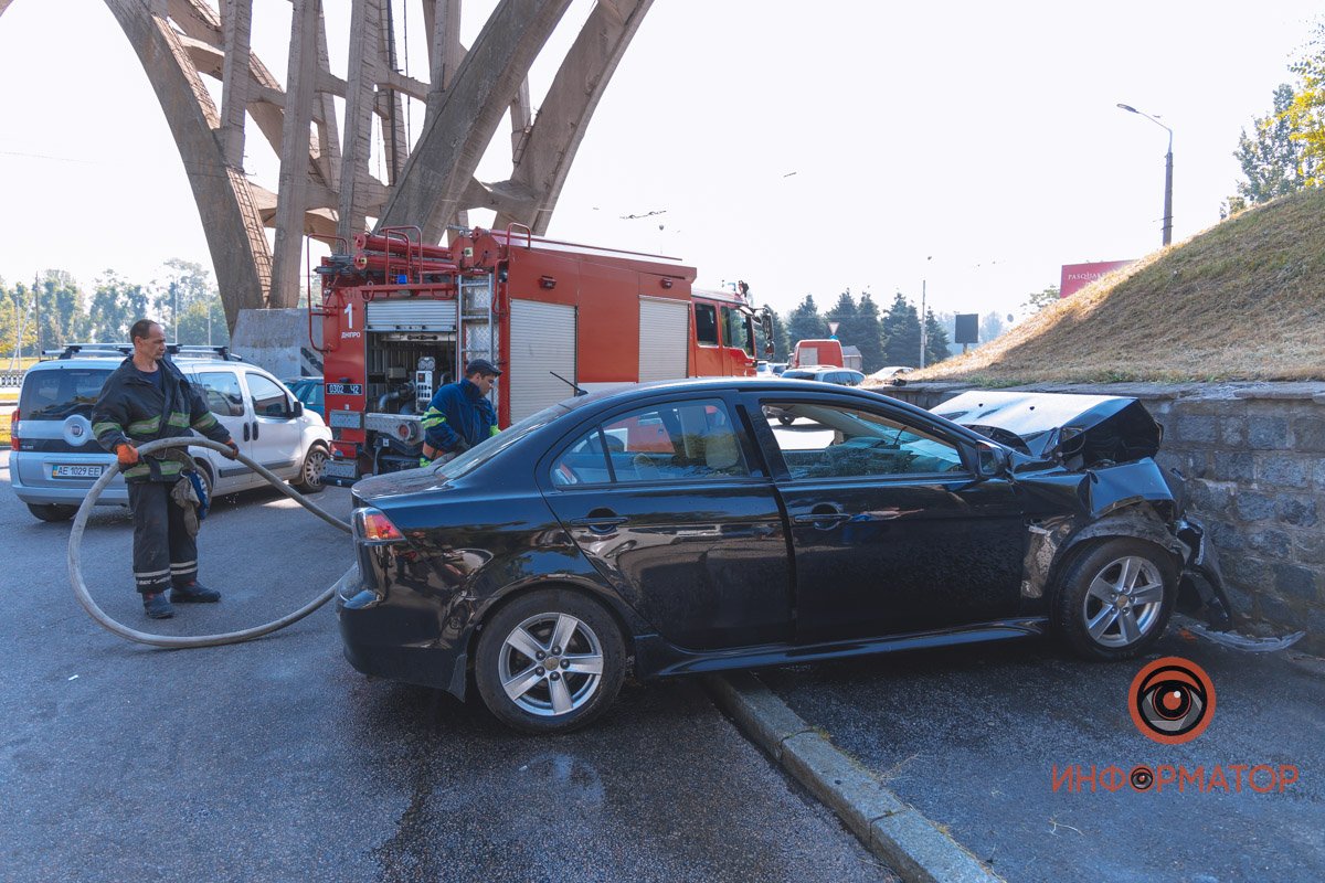 В Днепре возле Мерефо-Херсонского моста Mitsubishi врезался в парапет: погибли две женщины 14