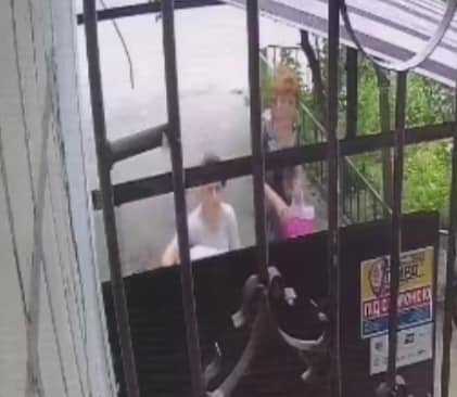 Все происходящее засняла камера наблюдения Все происходящее засняла камера наблюдения