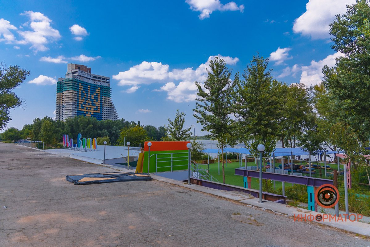 Пляж между "Поплавком" и заброшенной гостиницей "Парус"