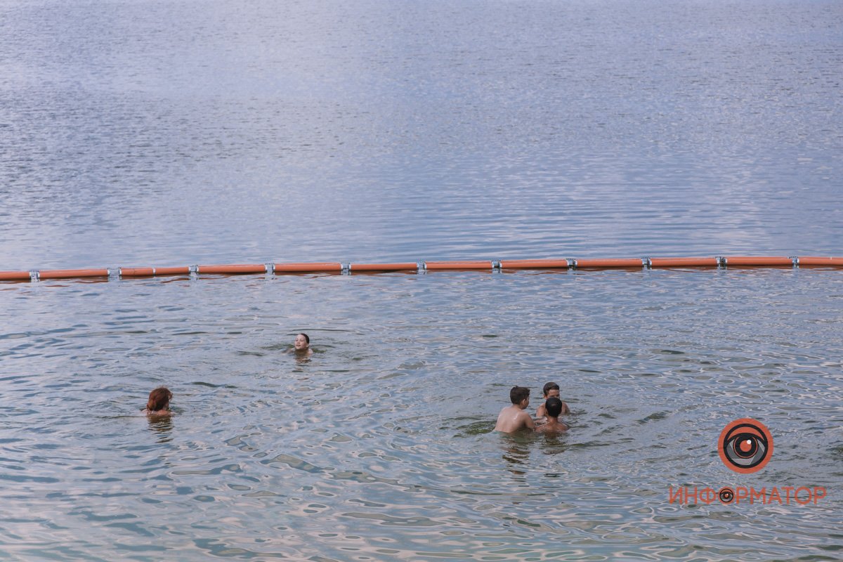 Наслаждаются купанием в жаркий день