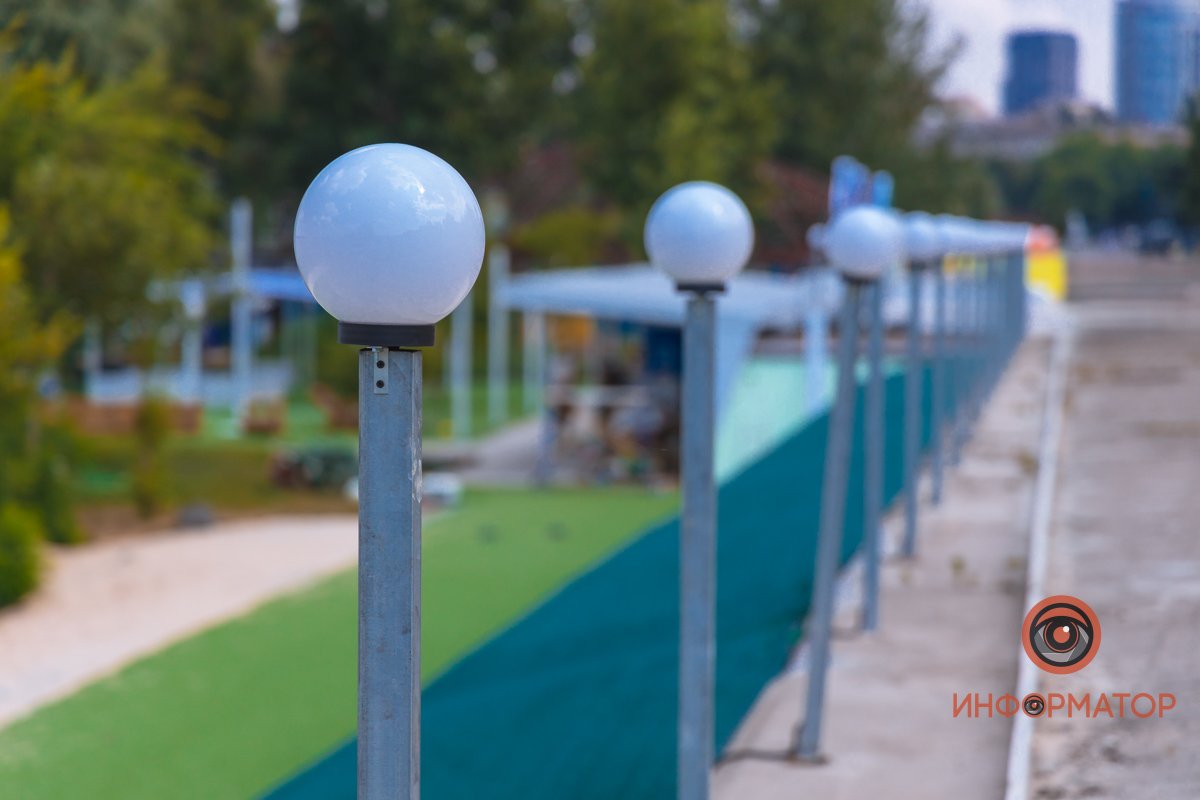 На территории пляжа появились стильные фонари