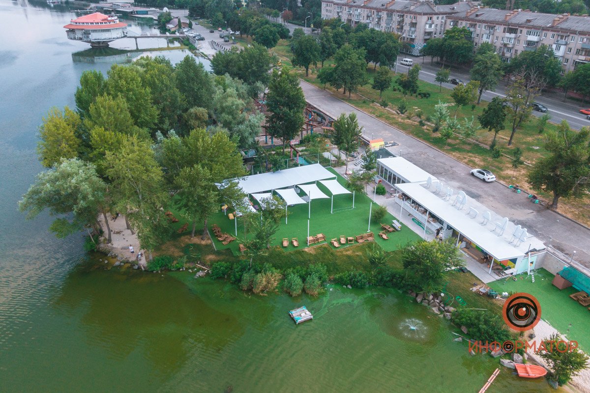 На пляже есть навесы и шезлонги