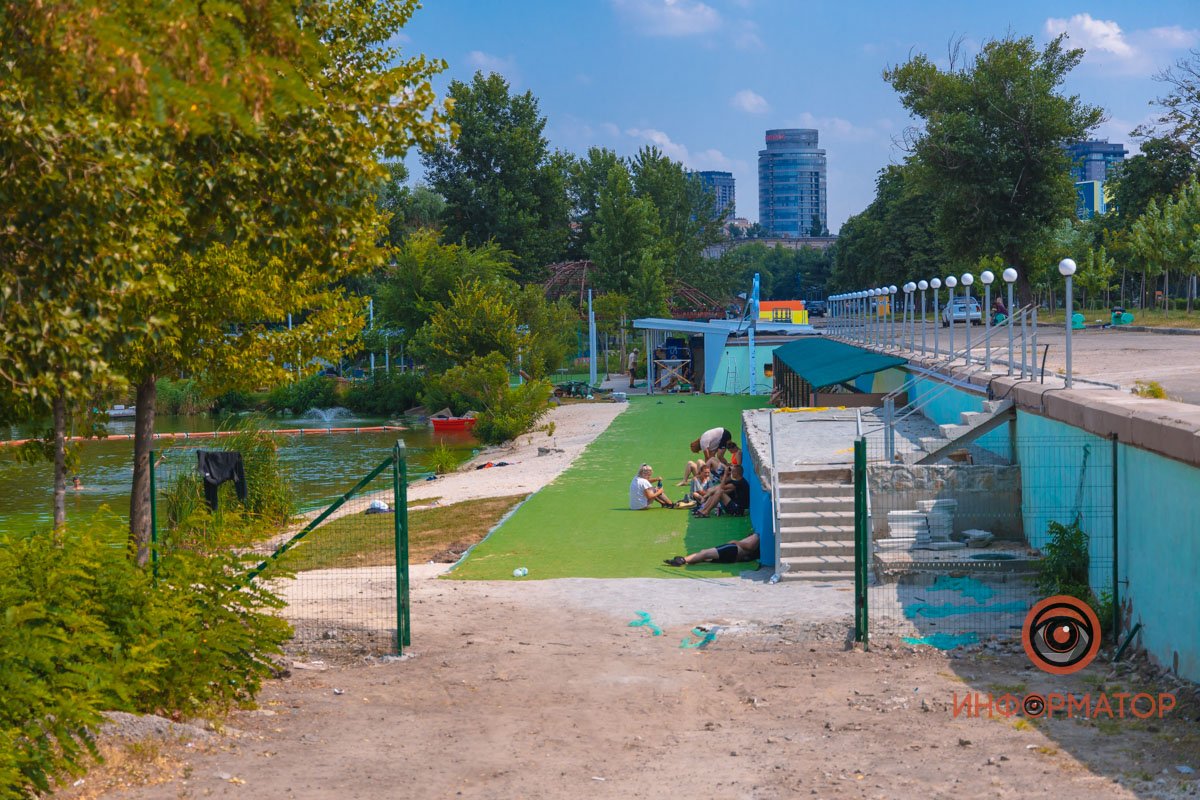 Люди отдыхают на газоне