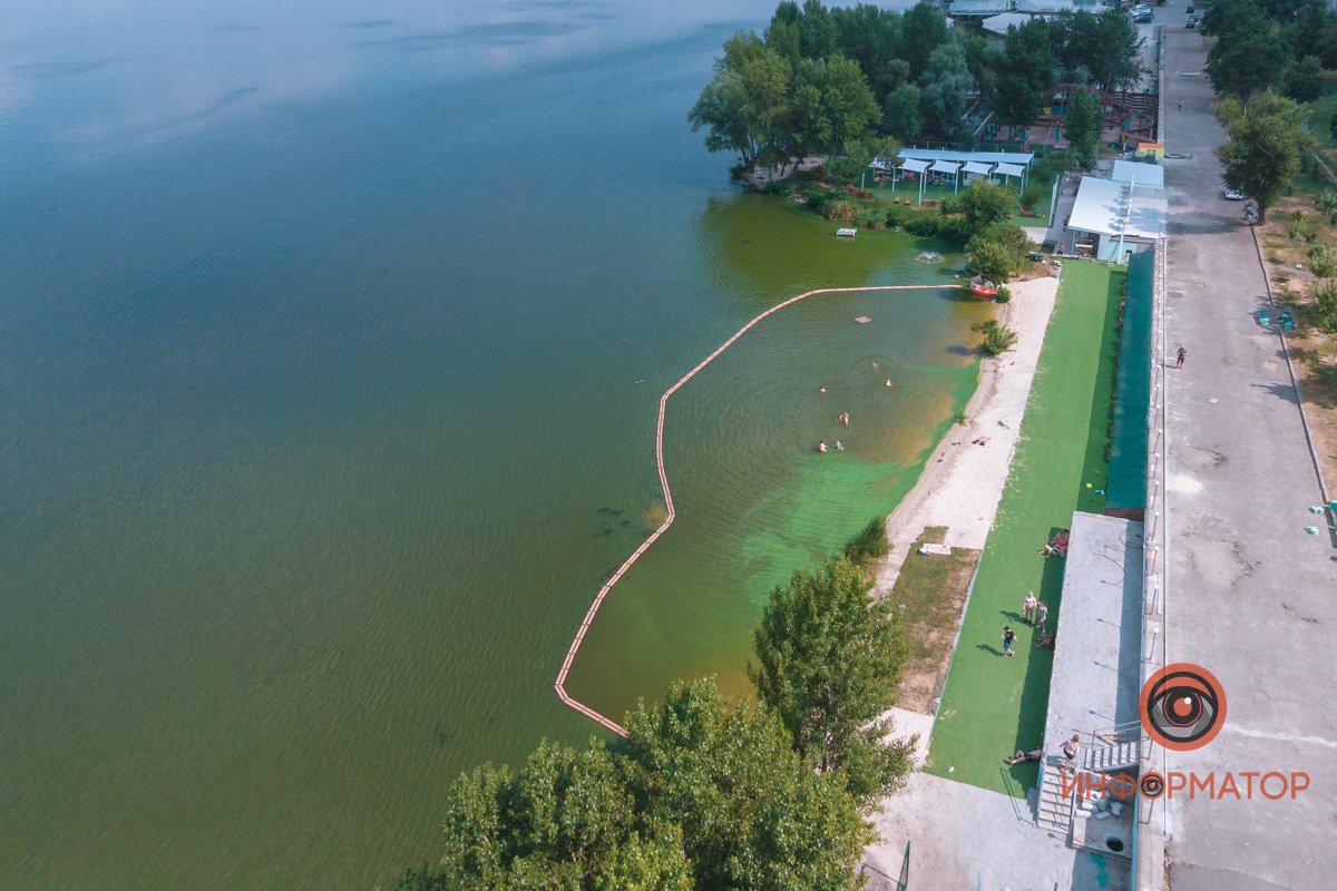 Территория пляжа ограждена