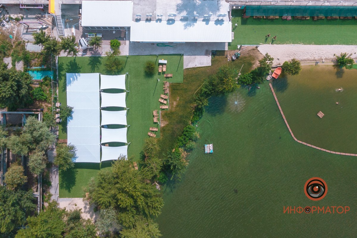 Лежаки пустуют 