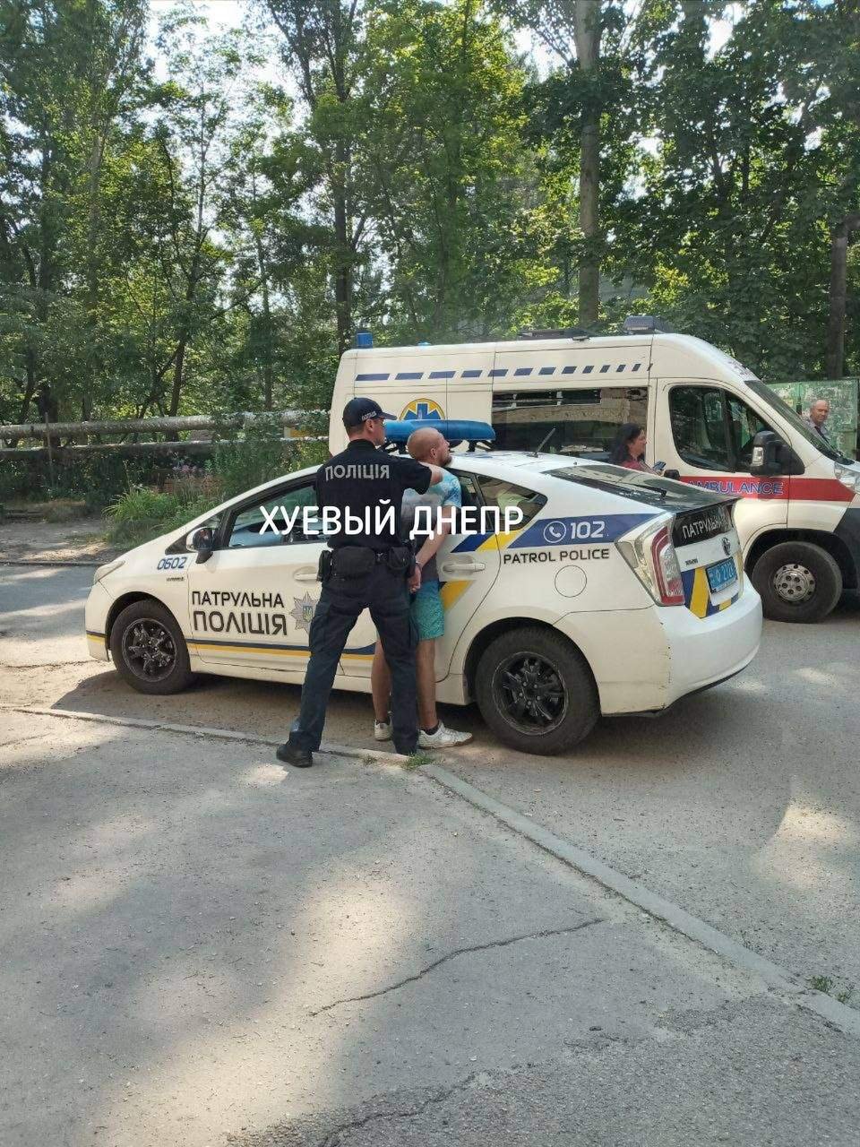 На жилом массиве Победа мужчина напал с камнем на двоих человек На жилом массиве Победа мужчина напал с камнем на двоих человек