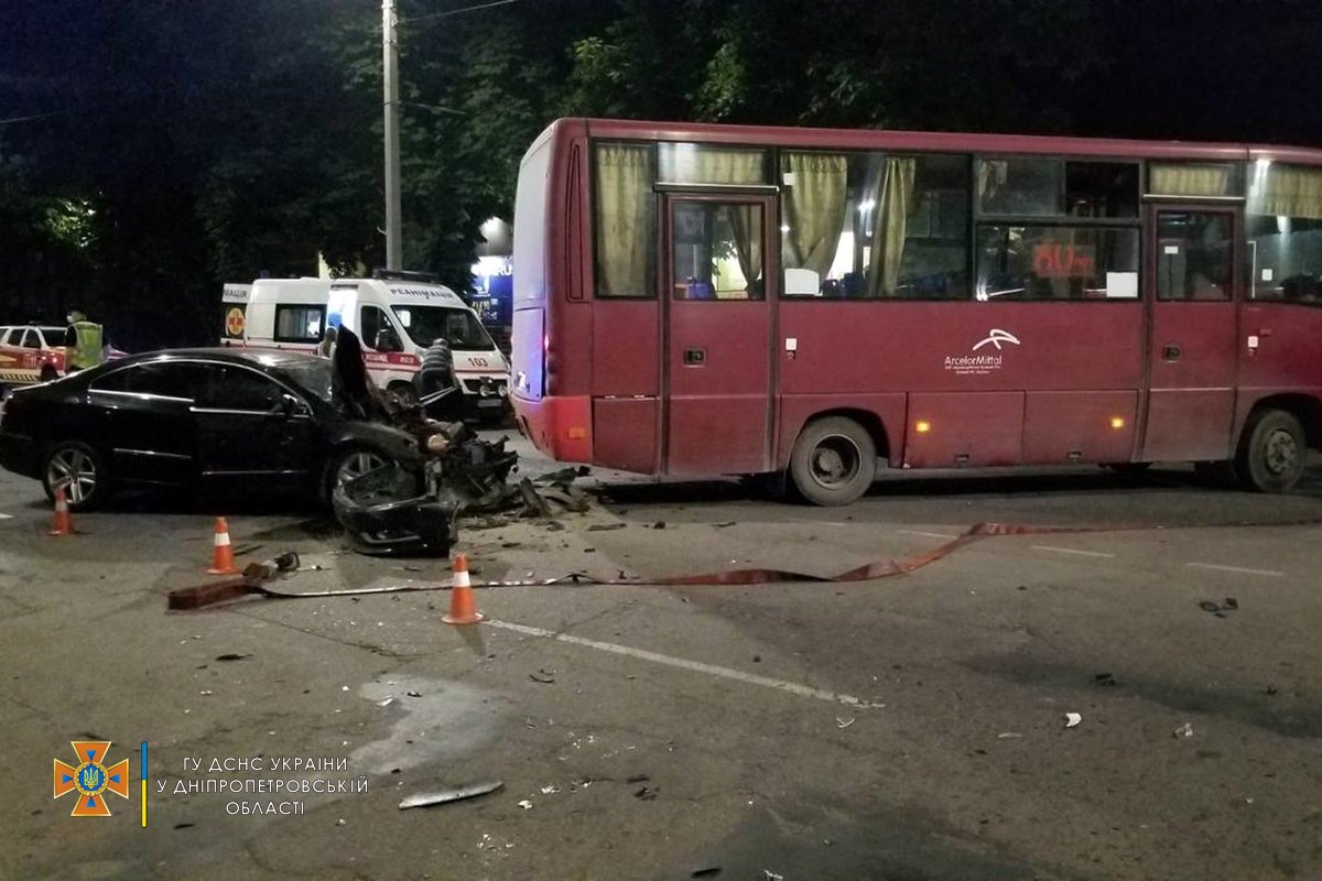 десь автомобиль Volkswagen CC столкнулся с автобусом МАЗ-256, который ехал по маршруту