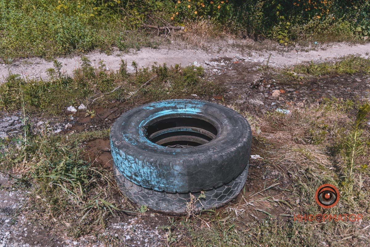 Вода течет из водопроводного колодца Вода течет из водопроводного колодца