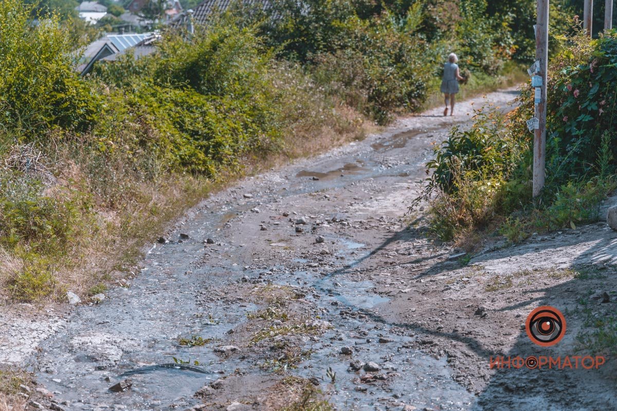 В Диевке 2 дня подряд течет питьевая вода из водопровода В Диевке 2 дня подряд течет питьевая вода из водопровода