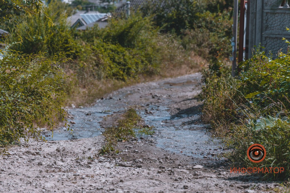 Ручеек из-за протечки выглядит почти как настоящий Ручеек из-за протечки выглядит почти как настоящий
