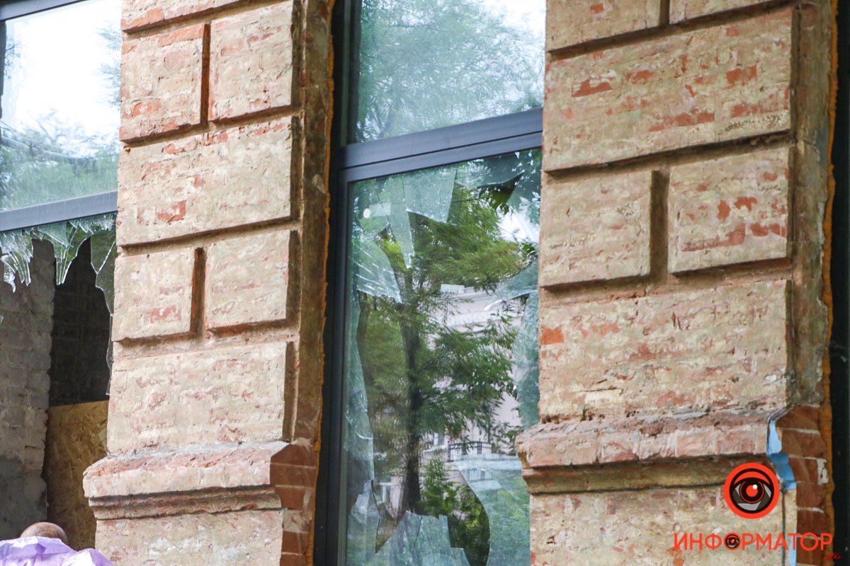 Взрывной волной выбило стекла