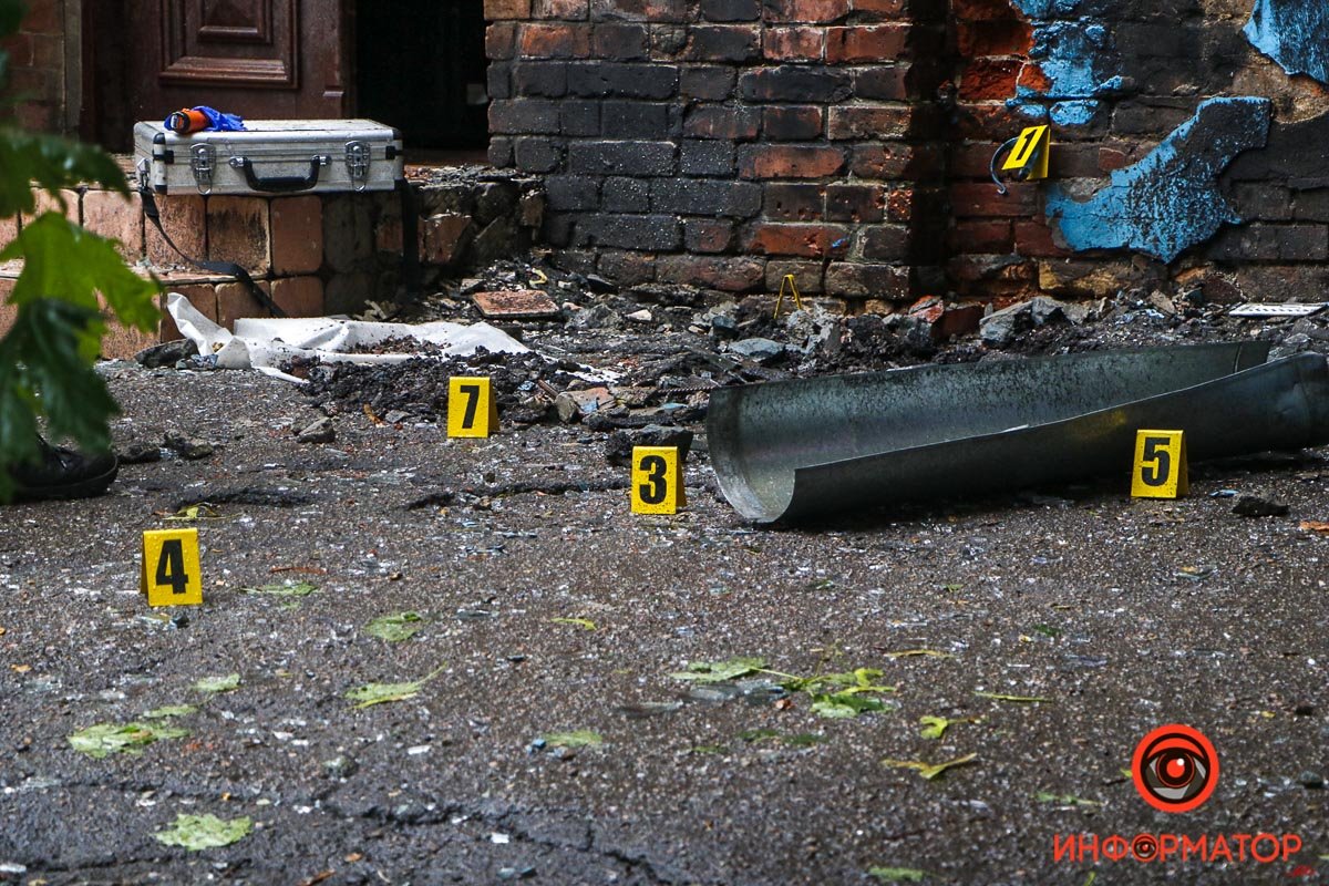 Обломки трубы и осколки на тротуаре