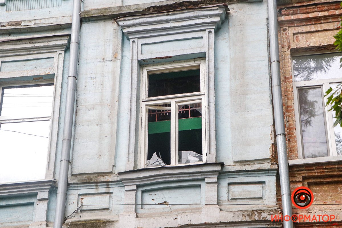 Выбило стекла на первом этаже и на лестничных клетках