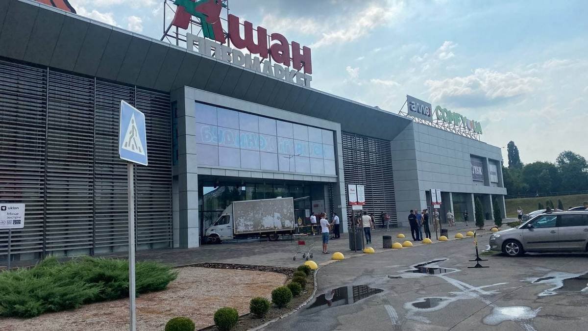 Грузовик Mercedes врезался в магазин "Ашан"