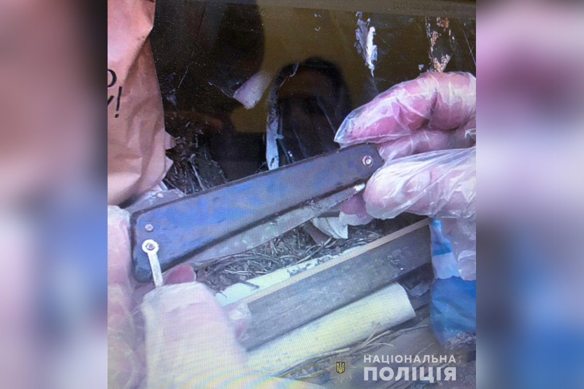 На месте также нашли орудие убийства, нож отправили на экспертизу