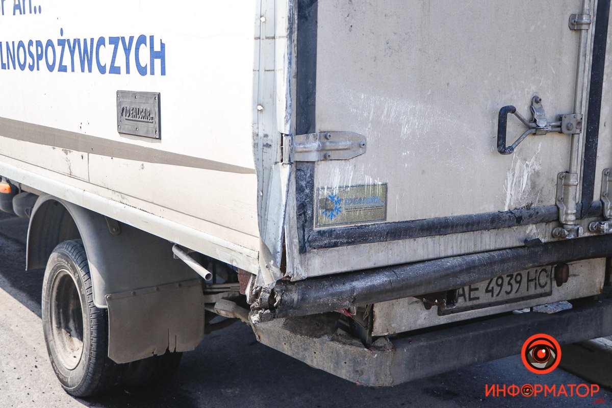 Авто врезалось в заднюю часть грузового автомобиля Mercedes Авто врезалось в заднюю часть грузового автомобиля Mercedes