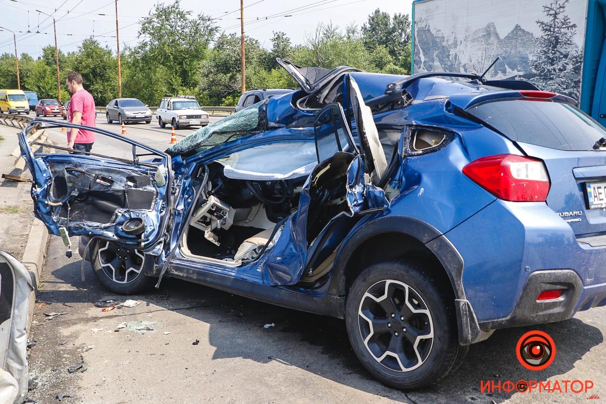 Тело зажало в салоне, его вырезали спасатели Тело зажало в салоне, его вырезали спасатели