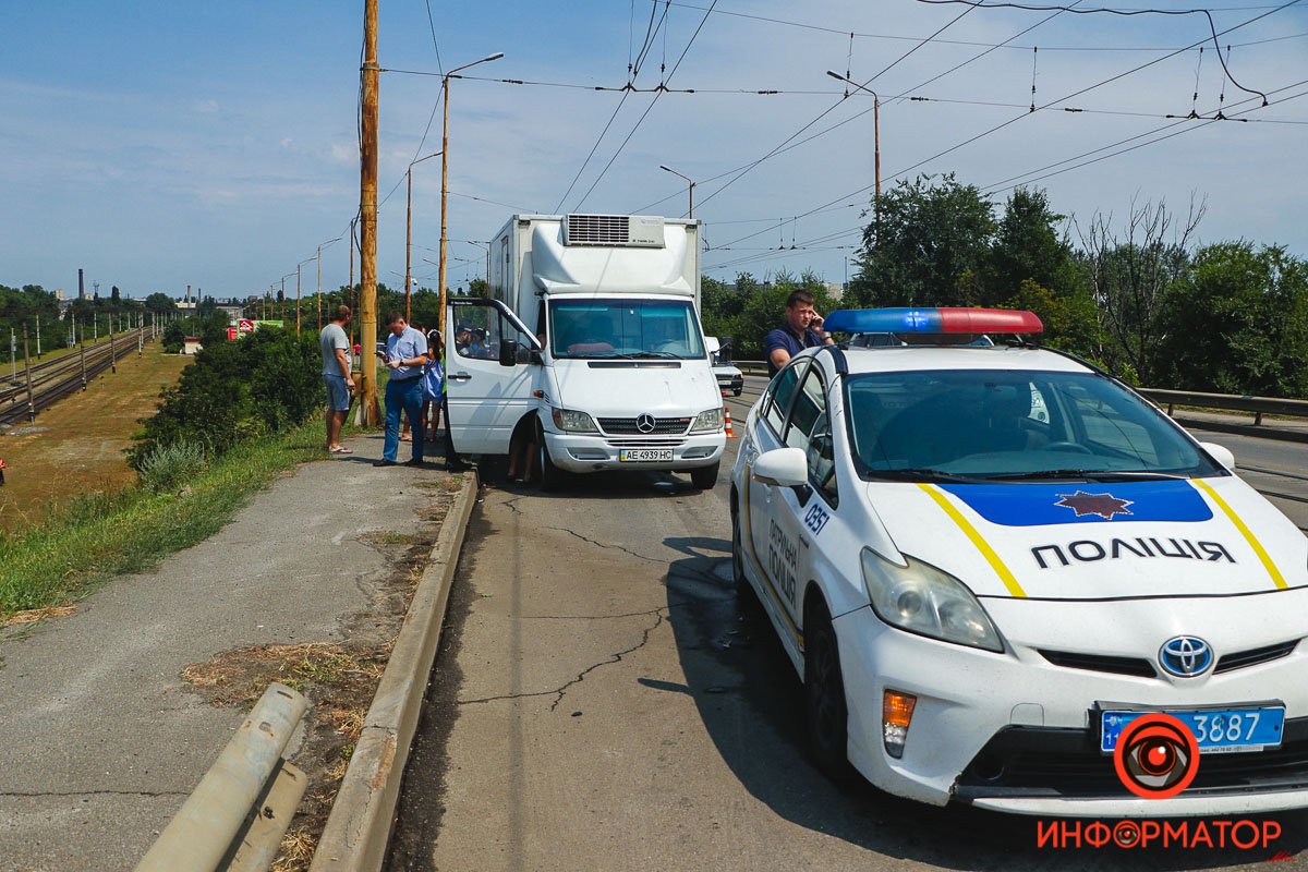 Занята правая полоса при заезде на Амурский мост со стороны левого берега Занята правая полоса при заезде на Амурский мост со стороны левого берега