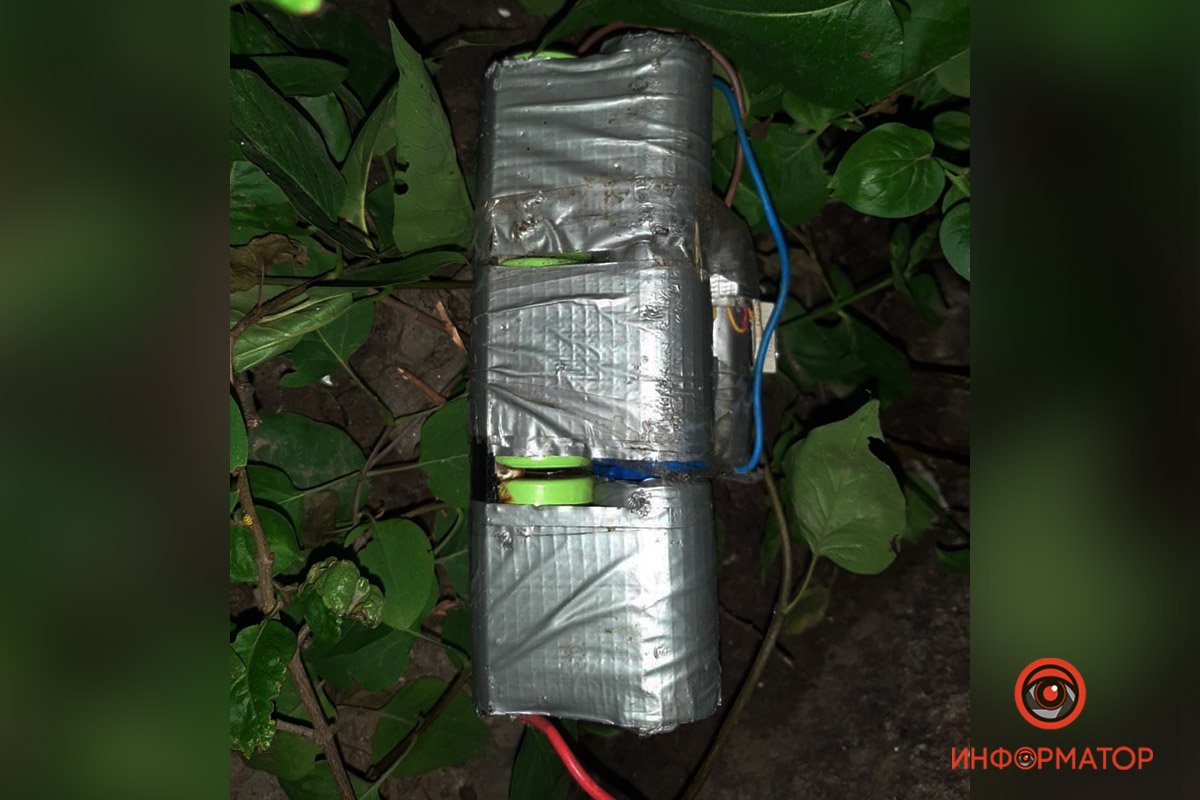 В среду, 21 июля, на Василия Макуха дети обнаружили в кустах подозрительный сверток, похожий на взрывчатку В среду, 21 июля, на Василия Макуха дети обнаружили в кустах подозрительный сверток, похожий на взрывчатку