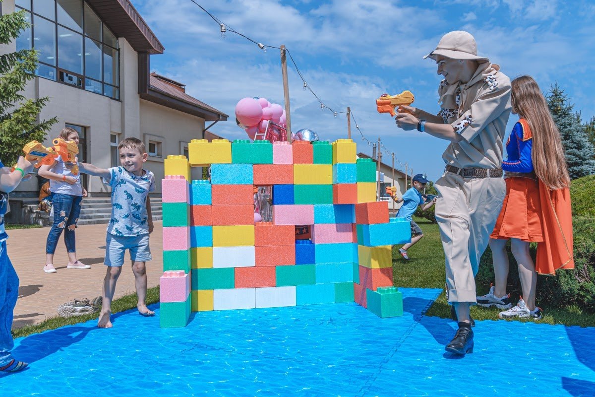 Аниматоры привезут с собой все необходимое для яркого поздравления, веселого квеста и интересного шоу Аниматоры привезут с собой все необходимое для яркого поздравления, веселого квеста и интересного шоу