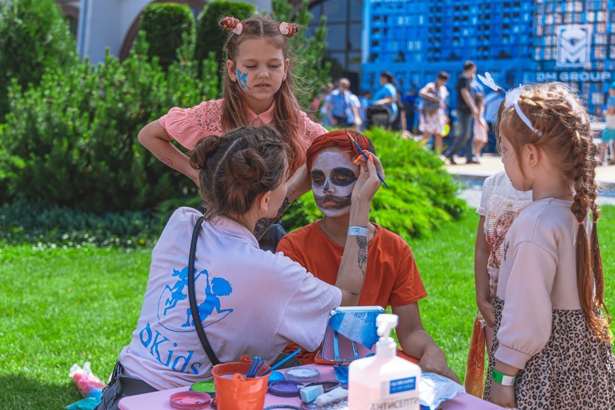 Достаточно просто обратиться в DKids и к вам приедет сразу готовый праздник для малышей Достаточно просто обратиться в DKids и к вам приедет сразу готовый праздник для малышей