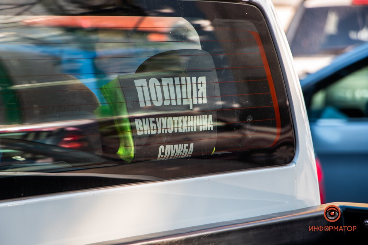 Также приехали взрывотехники и кинологи Также приехали взрывотехники и кинологи