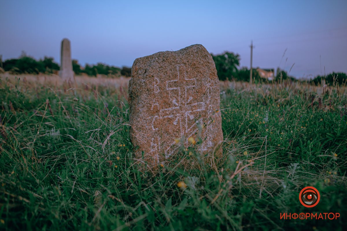 Большую часть памятников разрушило время