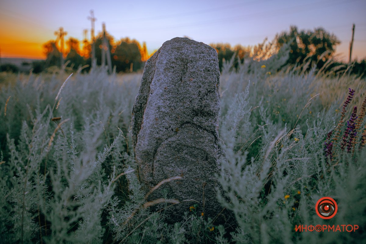 Большинство могил можно найти лишь по небольшим кускам камней