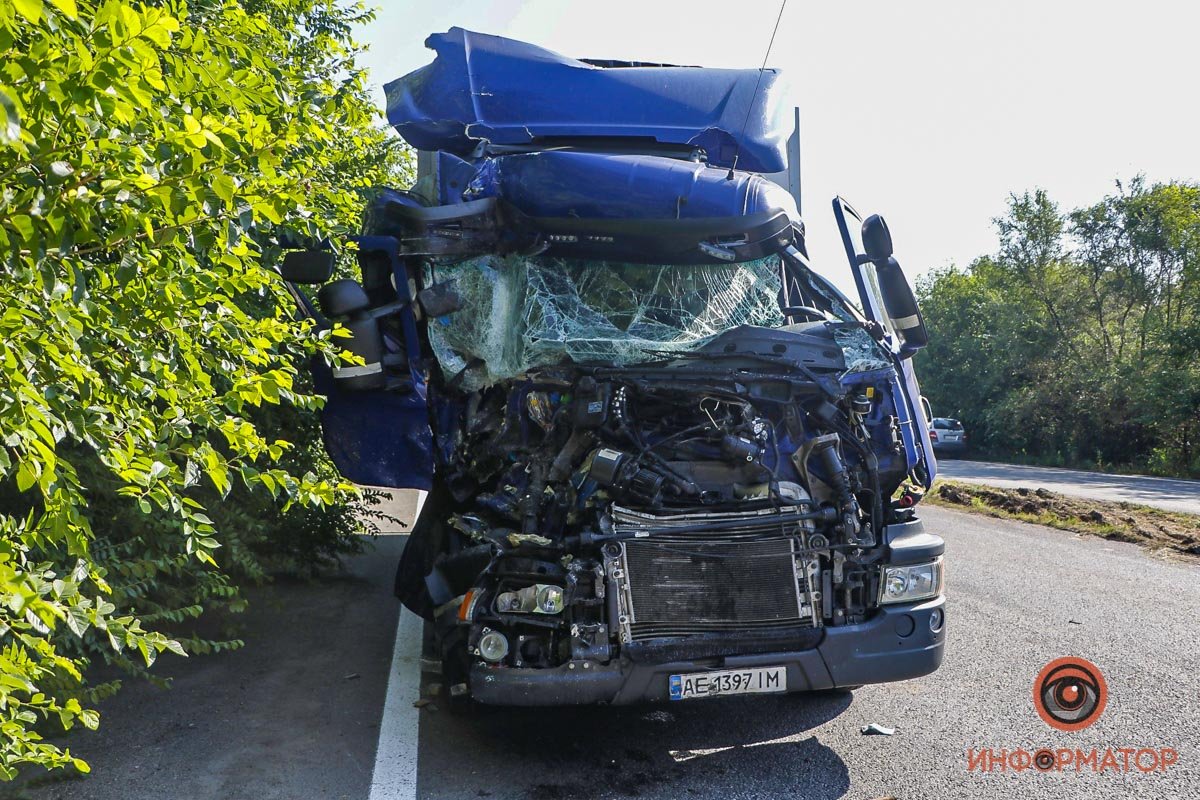 Водитель фуры Scania не справился с управлением и влетел в Skoda, а та ударилась в Mercedes Водитель фуры Scania не справился с управлением и влетел в Skoda, а та ударилась в Mercedes