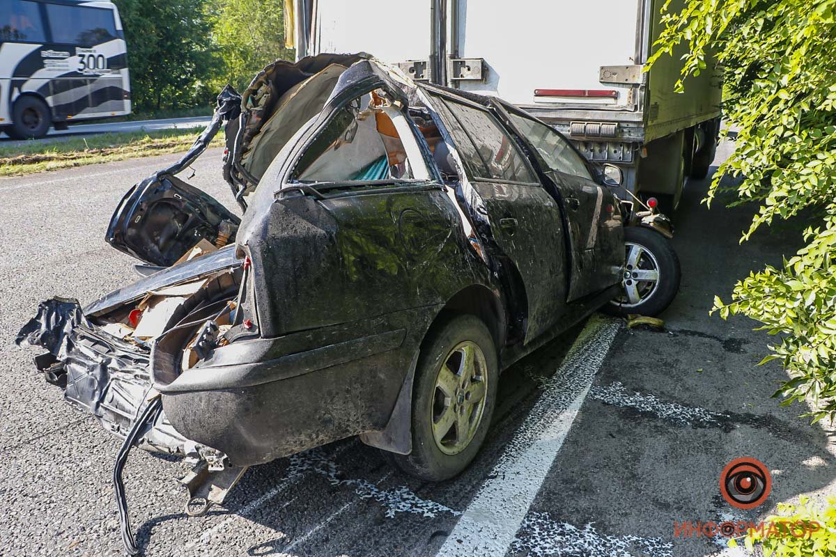 В результате ДТП погиб 45-летний водитель Mercedes, который находился возле машины В результате ДТП погиб 45-летний водитель Mercedes, который находился возле машины