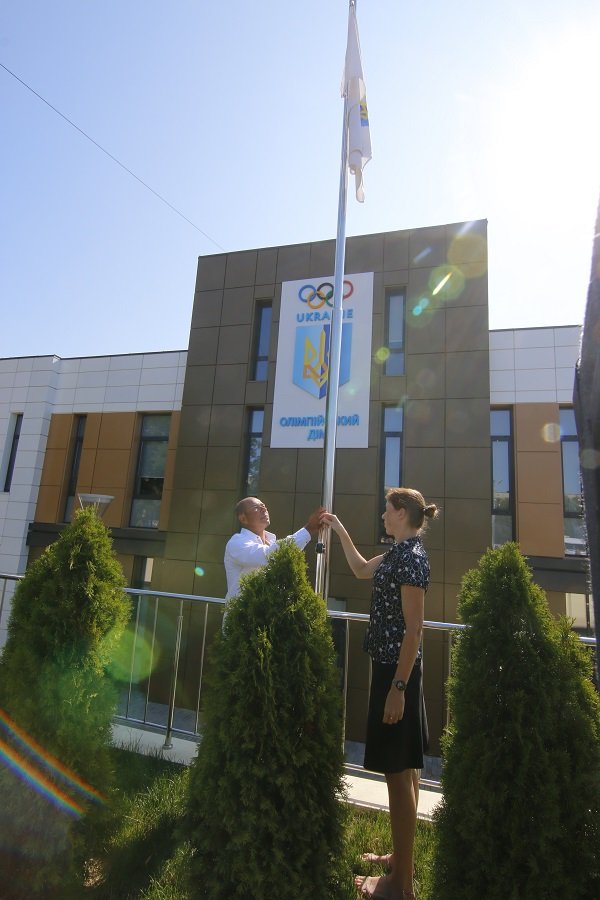 У Дніпрі напередодні відкриття XXXII Літніх Олімпійських ігор у Токіо-2020 провели святкове підняття прапору НОК 2
