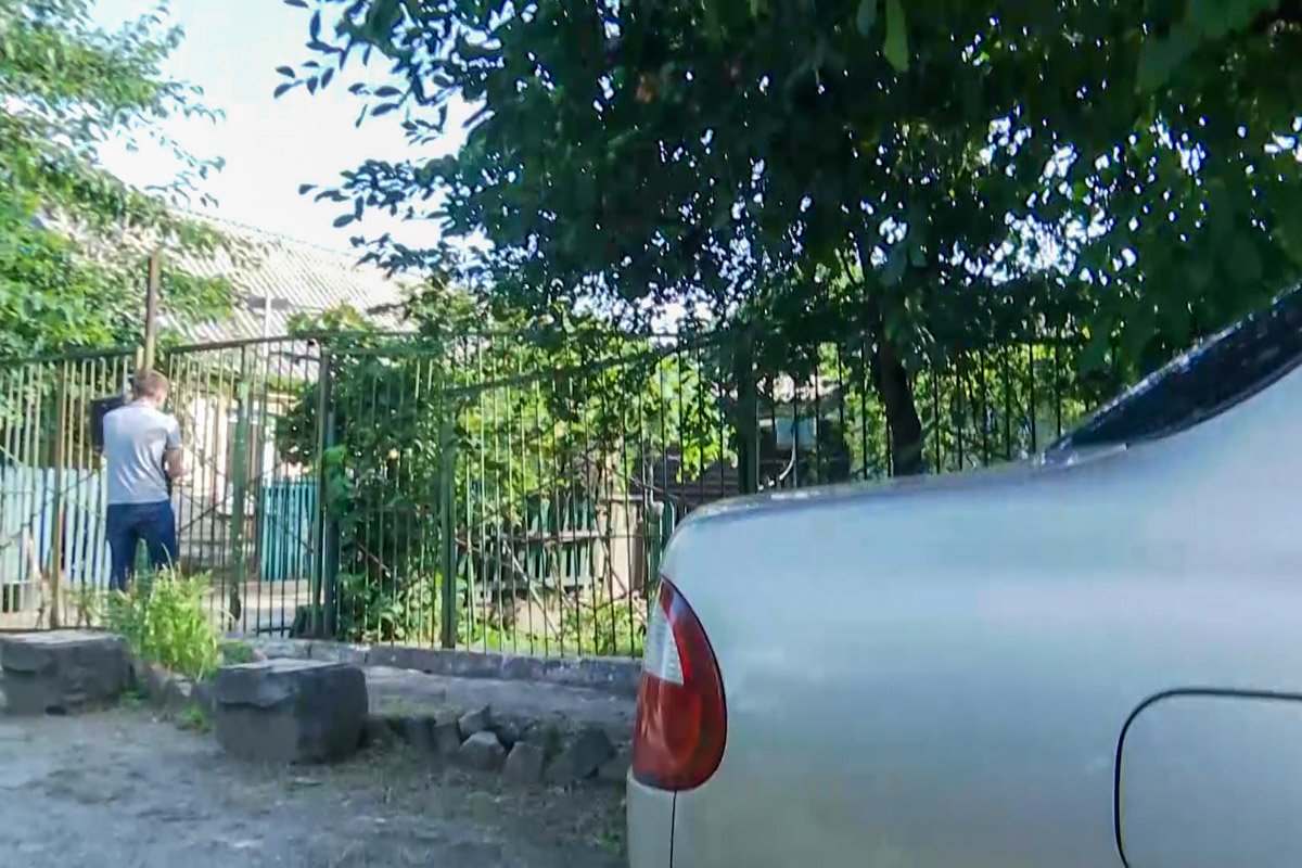 Также женщина попыталась спустить на корреспондентов собаку