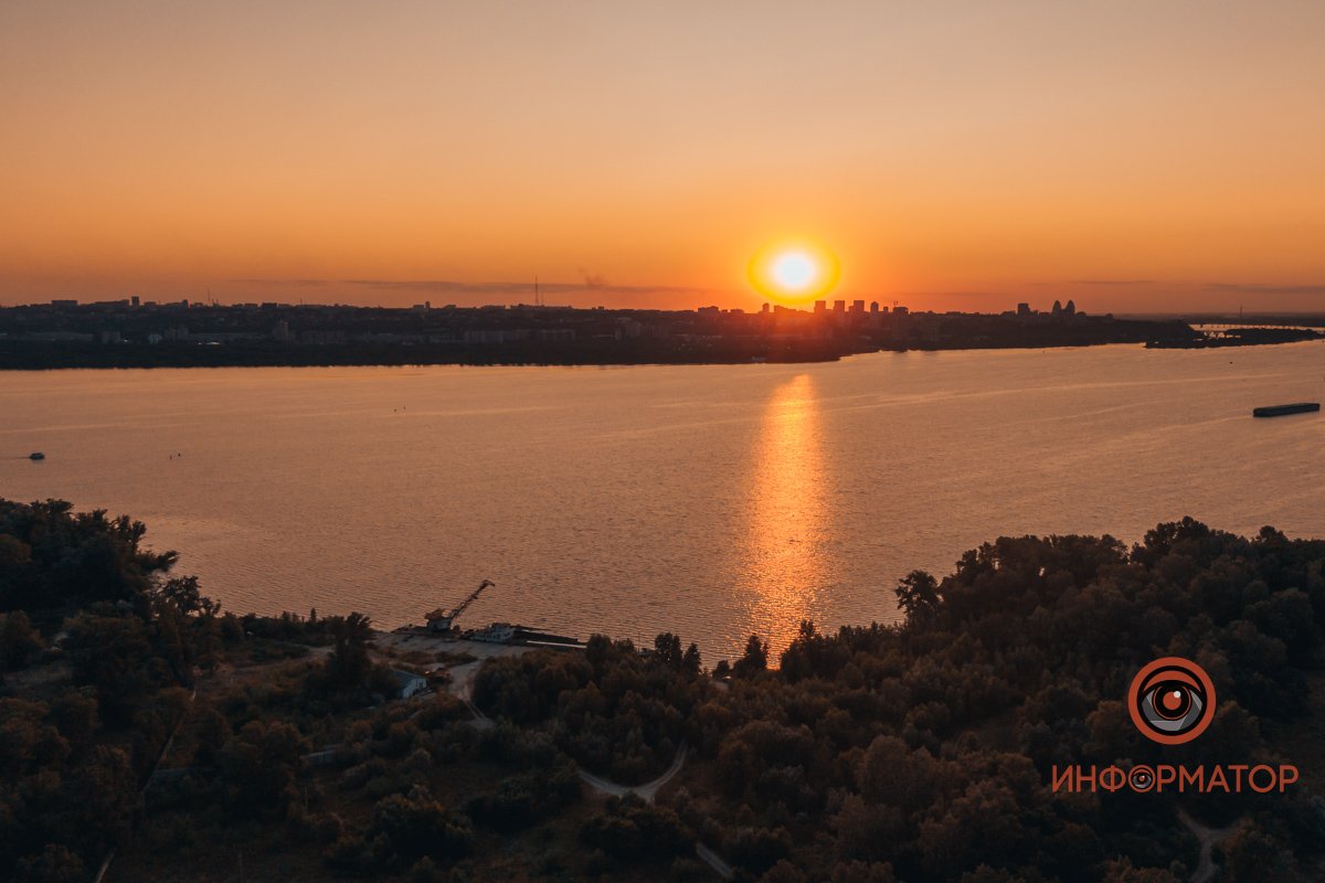 Как красиво солнце отражается на водной глади 